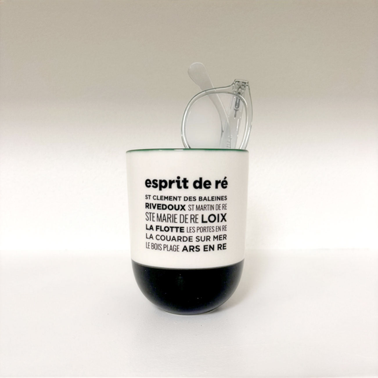 Pot de bougie Esprit de Ré recyclé pour contenir des lunettes