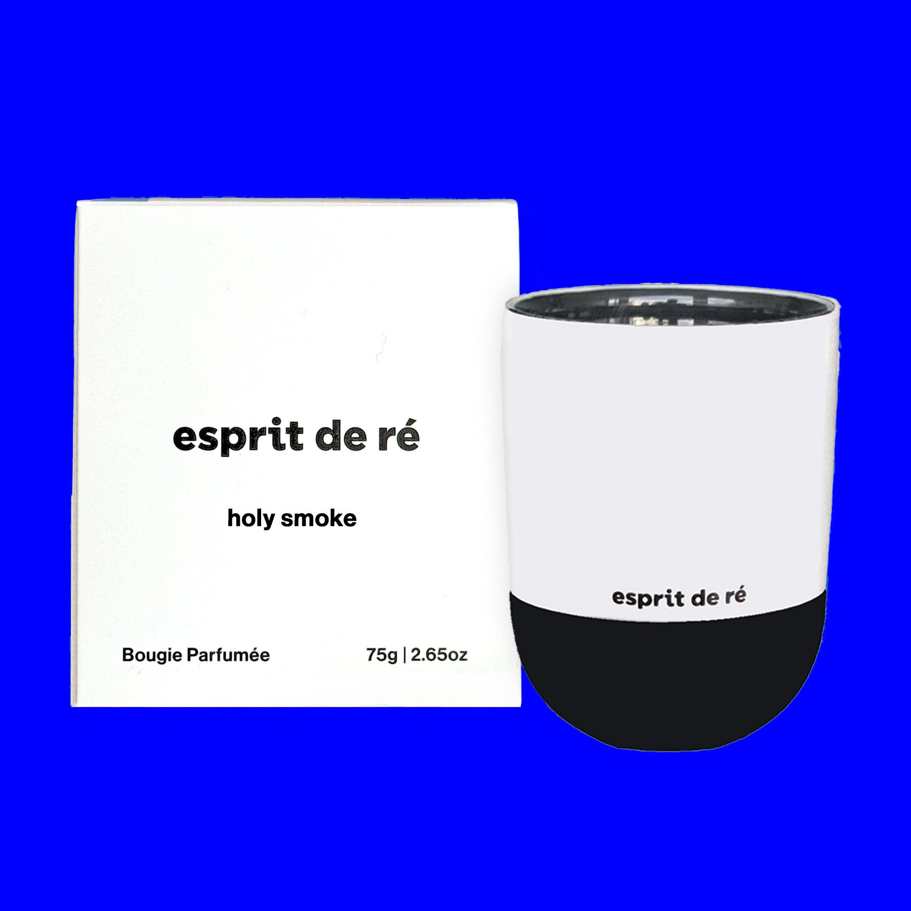 Bougie blanche et noire de 75 g avec emballage étiqueté « esprit de re », avec le nom de la bougie - Holy Smoke sur un fond bleu électrique vivd. La boîte a bougie parfumée dans le coin gauche en face de la taille de la bougie 75g | 2,5 oz.