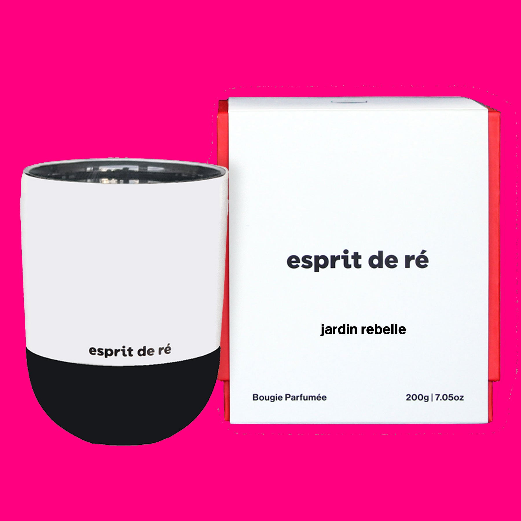 Un pot de bougie cylindrique de 200g avec la marque « esprit de ré » à côté de son emballage - une boîte rouge avec un manchon blanc avec le nom de la bougie - marque Jardin Rebelle et « esprit de ré ». La boîte a bougie parfumée avec la taille de bougie 200g | 7,05 oz. Les images sont sur un fond rose vif.