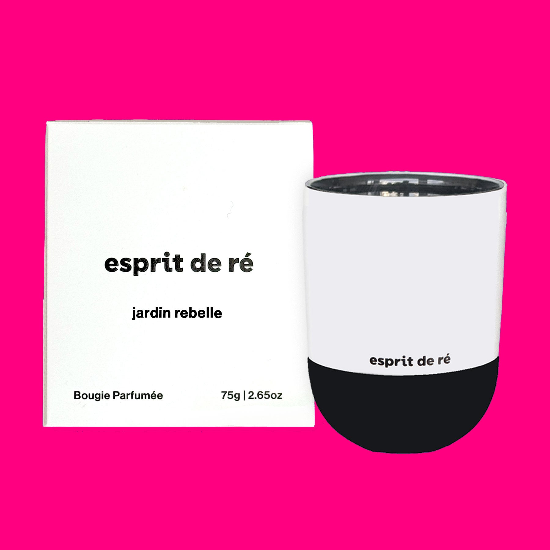 Bougie blanche et noire de 75 g avec emballage étiqueté 'esprit de re', avec le nom de la bougie - Jardin rebelle sur un fond rose vif. La boîte a bougie parfumée dans le coin gauche en face de la taille de la bougie 75g | 2,5 oz.