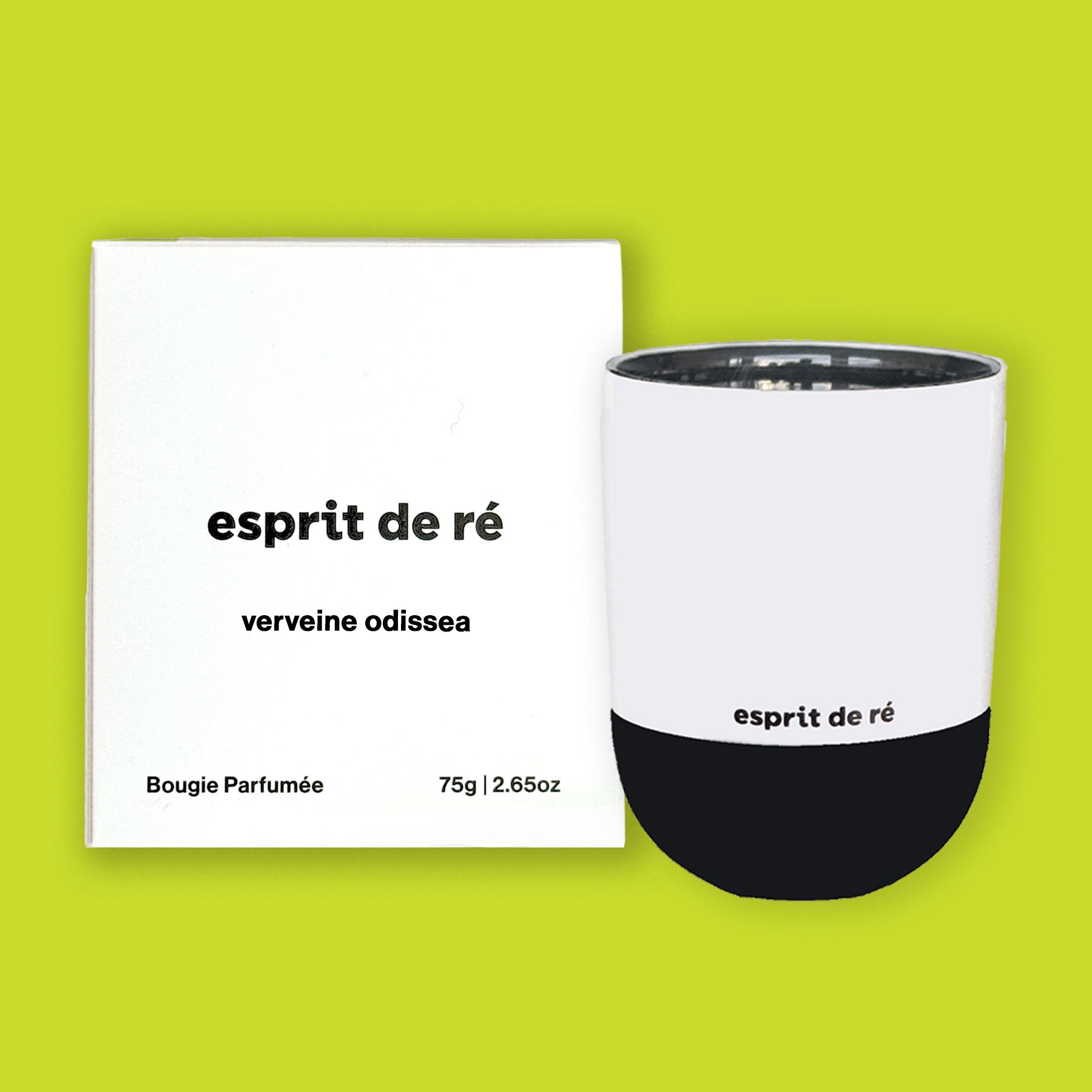 Bougie blanche et noire de 75 g avec emballage étiqueté « esprit de re », avec le nom de la bougie - verveine odissea sur un fond vert citron vert acide. La boîte a bougie parfumée dans le coin gauche en face de la taille de la bougie 75g | 2,5 oz.
