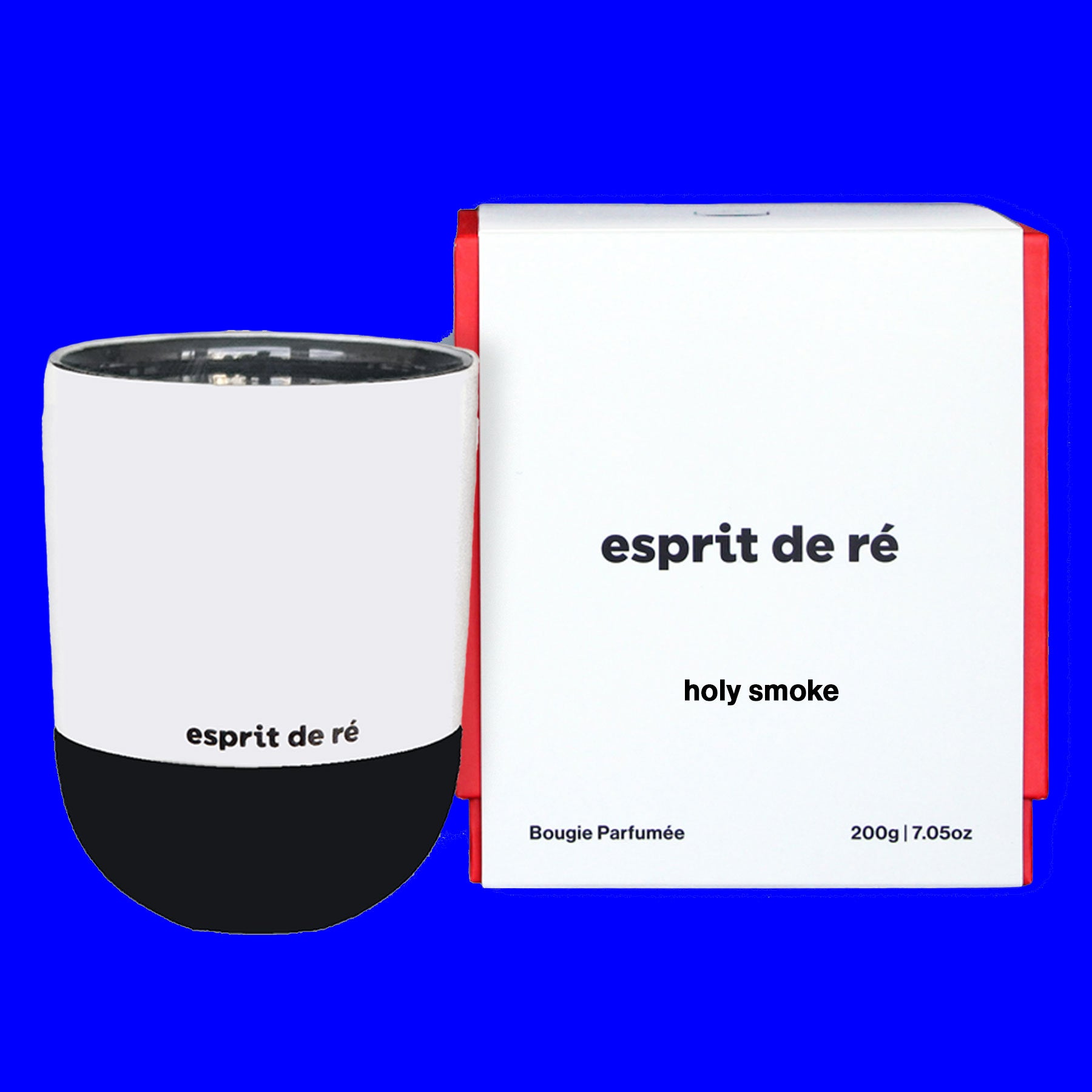 Un pot de bougie cylindrique de 200 g avec la marque « esprit de ré » à côté de son emballage - une boîte rouge avec un manchon blanc avec le nom de la bougie - Holy Smoke et marque « esprit de ré ». La boîte a bougie parfumée avec la taille de bougie 200g | 7,05 oz. Les images sont sur un fond bleu électrique vif.