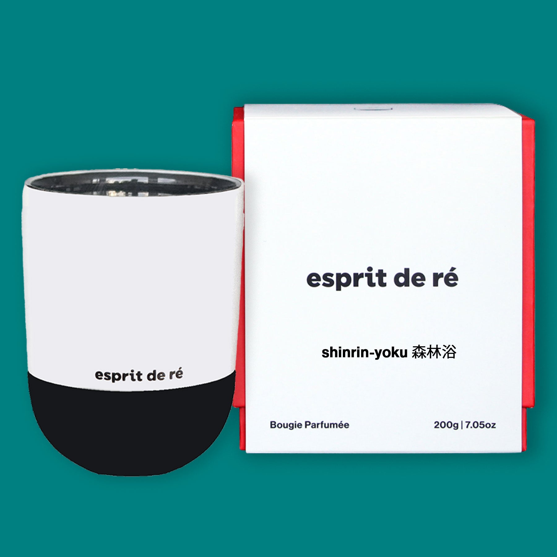 Un pot de bougie cylindrique de 200 g avec la marque « esprit de ré » à côté de l'emballage esprit de ré - une boîte rouge avec un manchon blanc avec le nom de la bougie - marque shinrin-yoku et « esprit de ré ». La boîte a bougie parfumée avec la taille de bougie 200g | 7,05 oz. Les images sont sur un fond vert forêt profond.