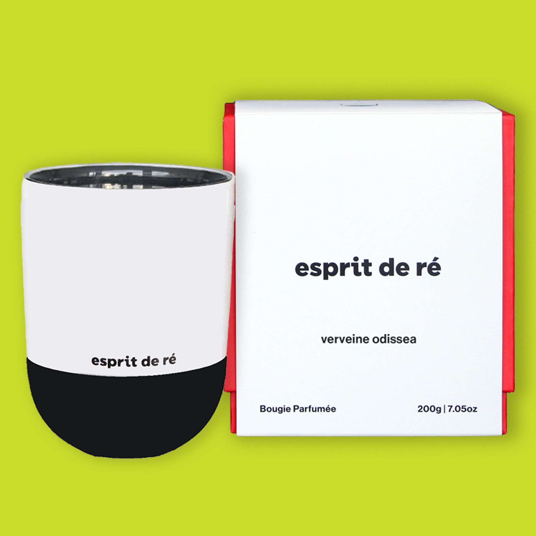 Un pot de bougie cylindrique de 200 g avec la marque 'esprit de ré' à côté de son emballage - une boîte rouge avec un manchon blanc avec le nom de la bougie - verveine odissea et marque 'esprit de ré'. La boîte a bougie parfumée avec la taille de bougie 200g | 7,05 oz. Les images sont sur un fond vert citron acide.